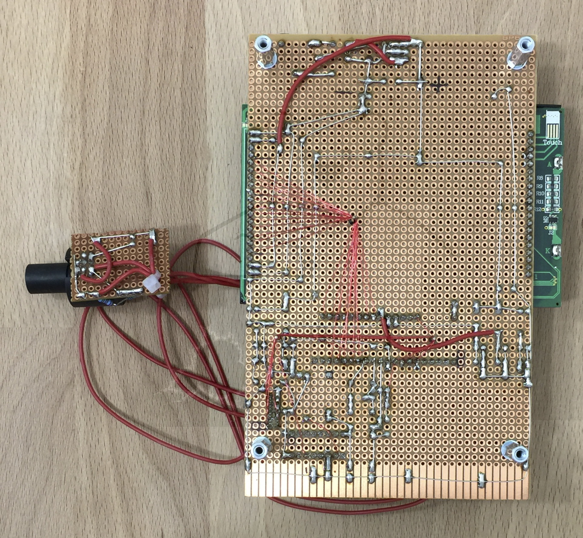 Entwicklung des Multiplate® - Rührt der Rührer, oder schüttelt er? Eine Test-Messzelle die über einen Permanentmagneten, durch ein Kugellager eine Lichtschranke befeuert. Auf dem Bildschirm wurde das Oszillogramm inkl. der gemessenen Frequenz angezeigt.